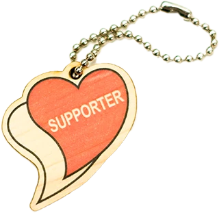 あいサポートストラップの写真。素材は木製。ぶら下げる部分は金属。サイズはあいサポートバッジより少し大きい。