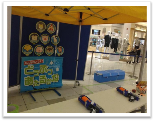 動物の絵柄のプレートの的を狙って撃つゲーム「ターゲットチャレンジ」のブース