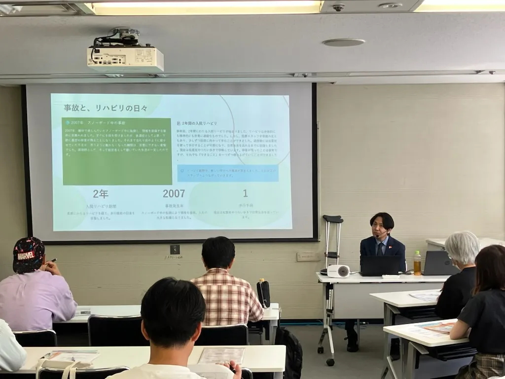 肢体不自由当事者講師による講義の様子