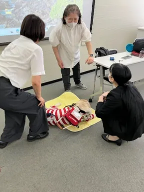 盲導犬を囲んで説明している様子